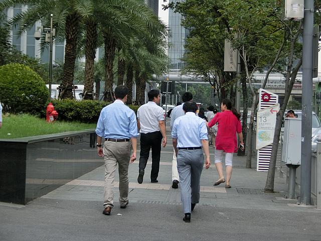 ビジネスマンが目立ちます