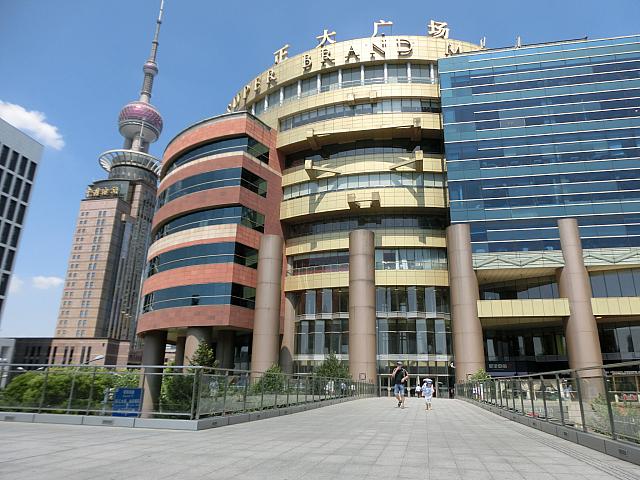 黄浦江沿いまでデッキが続きます