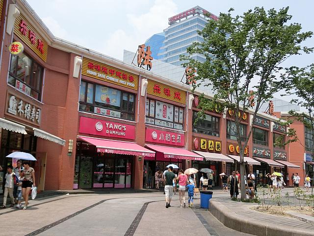 「小楊生煎」もある庶民派フードエリア