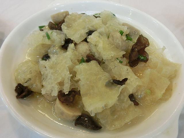 豚皮、キクラゲ、魚肉ボールを炒めた「烏鎮三鮮」
