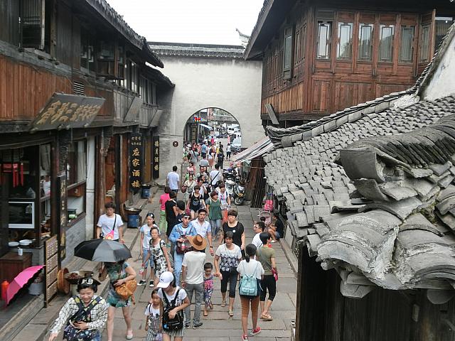 路地も人がいっぱい