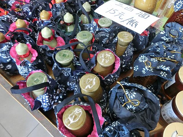 小瓶入りのお酒もいっぱい