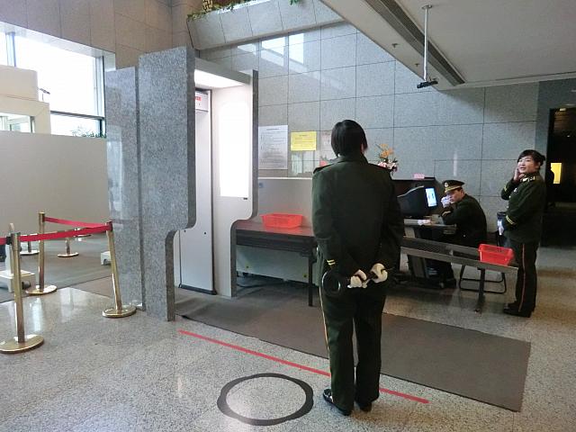 空港みたいなボディチェックも