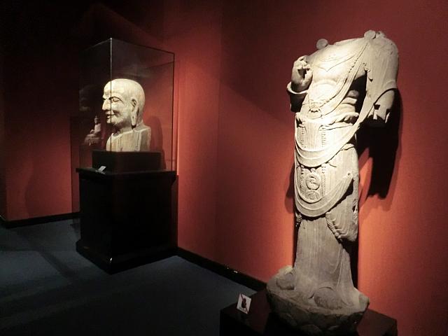 独特な雰囲気の展示室内
