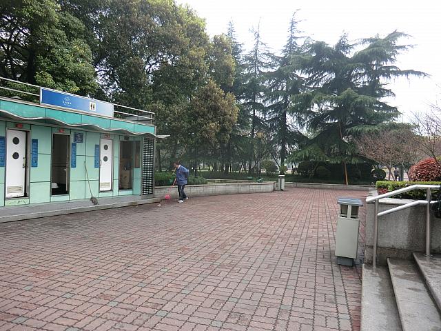 ②出て公園内の道を右へ