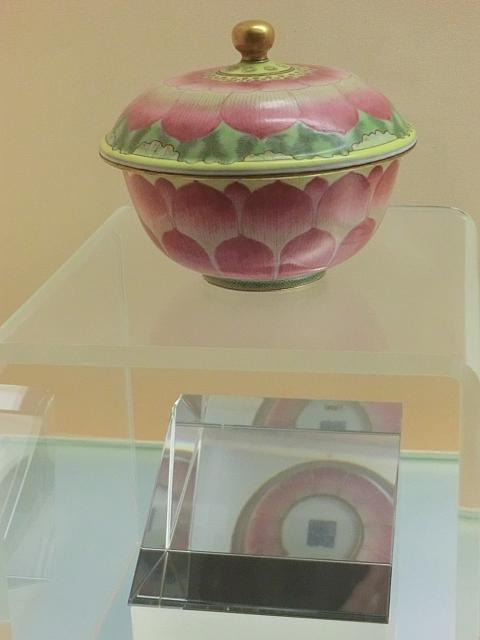 裏印が見えるよう下に鏡を置いた展示