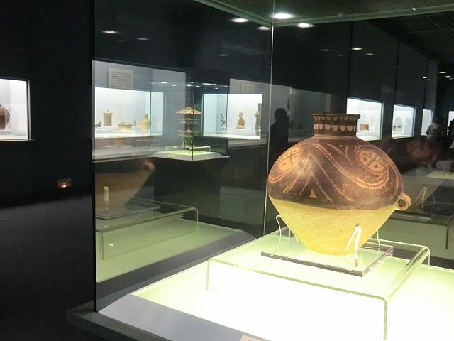 古代から近代までの陶磁器が並びます