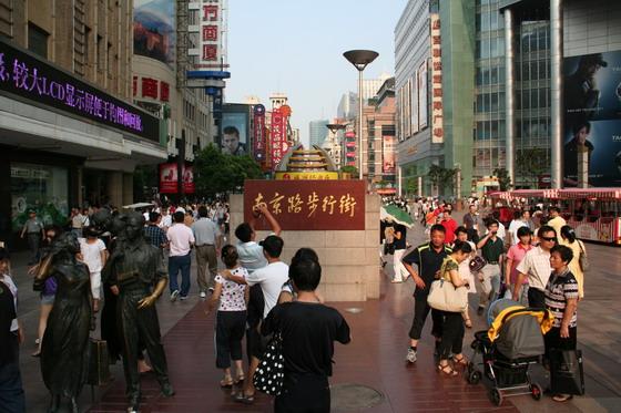 ◎南京東路<br>
美術館がある南京西路をもっと東に進んだら、「南京東路歩行街」に到着します。一年中観光客で賑わう超有名観光ストリートで、おのぼりさん気分を味わってみるのも楽しいかも。