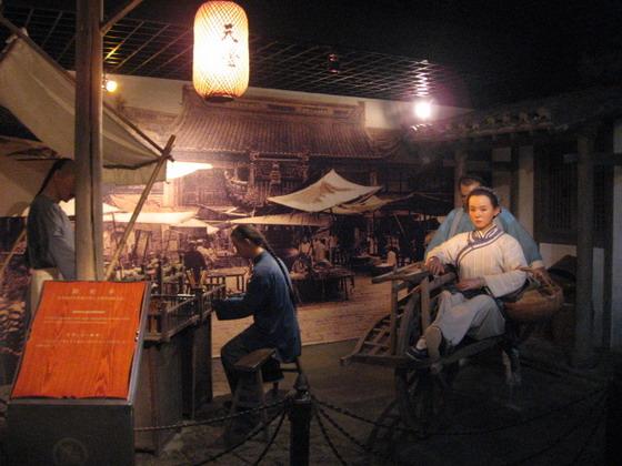 序館（乗り物ヒストリー）で見かけた手押し車をここでも見つけました！こんな風に乗るんですね～。