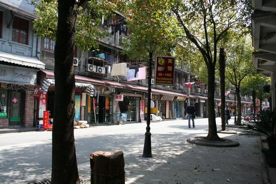 200元ポッキリ！市内お散歩観光Bコースでは、当時の日本租界の中心地だった「虹口区」にある多倫路散策や魯迅公園を巡ります。