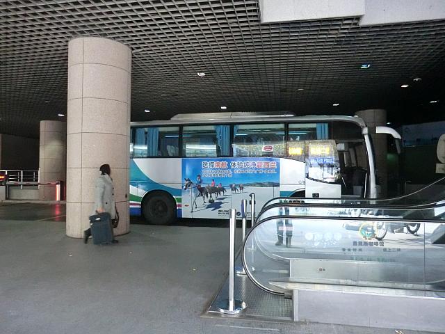 入り口入ってすぐ、エスカレーター脇に停車しているバスは空港から到着したバスです。こちらはしばらく発車しないので注意