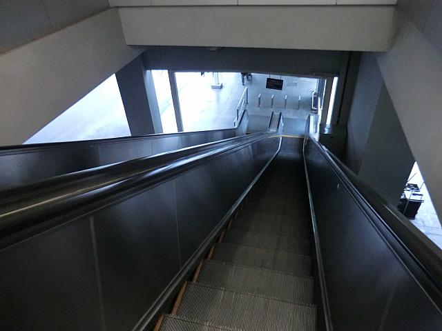 ④エスカレーターで下ります