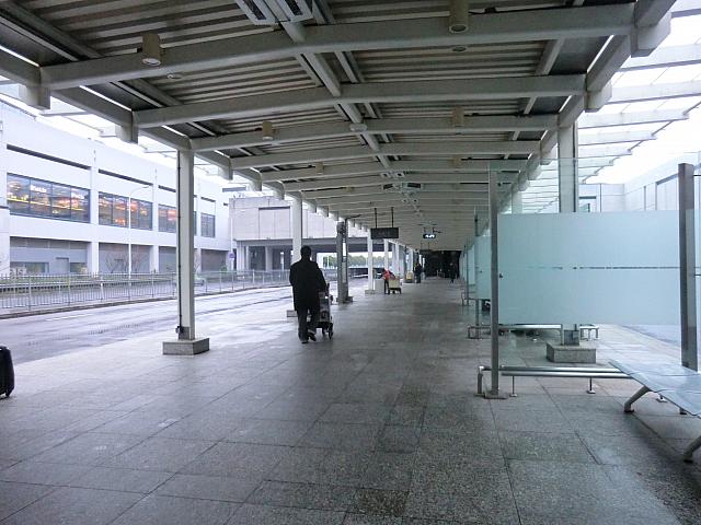 ⑤並んでいるバス停から