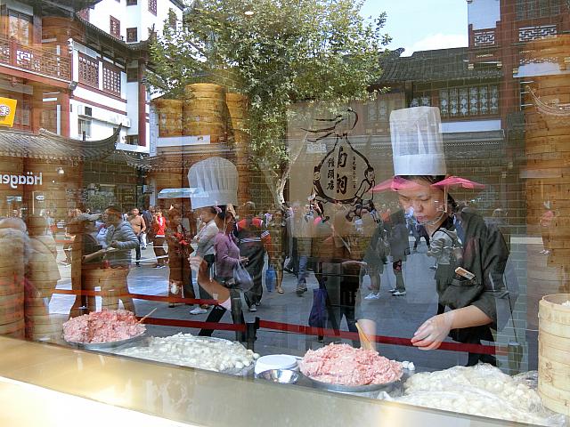 窓口横にガラス張りの調理場