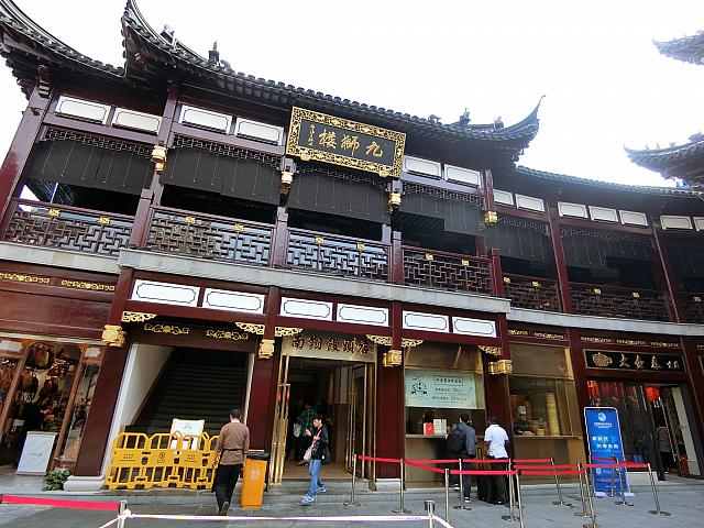 一つ目の広場の左手にテイクアウト用店舗