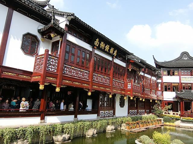 池側から見たイートイン用店舗