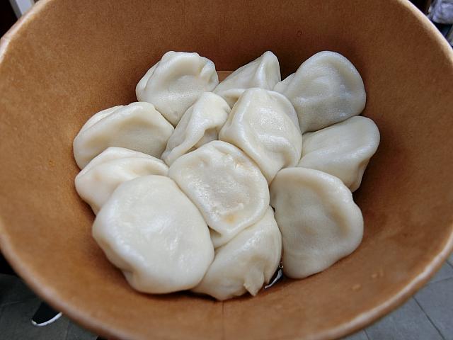 こんな感じでテイクアウト。食べ歩きできます