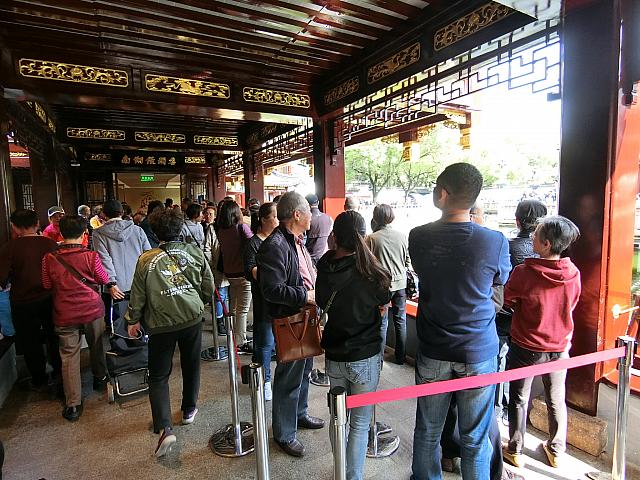 平日午前の行列。並びたくない方はオープン時間の朝8時ごろが狙い目