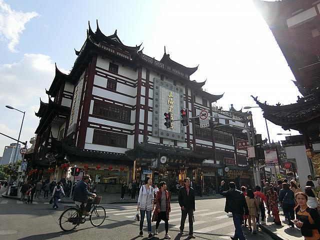 ④「上海老飯店」を通り過ぎ、