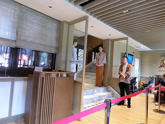 行列の先頭付近はこんな感じ。ここから店員さんが席まで案内してくれます