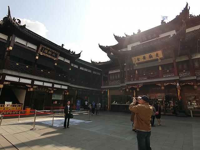 ⑥一つ目の広場まで歩きます