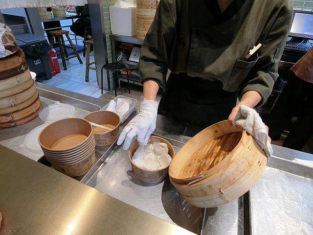 蒸籠から紙パックに入れてもらい、