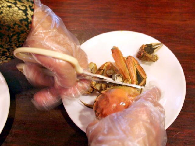 1. まずはハサミで足と爪を切り落とします。