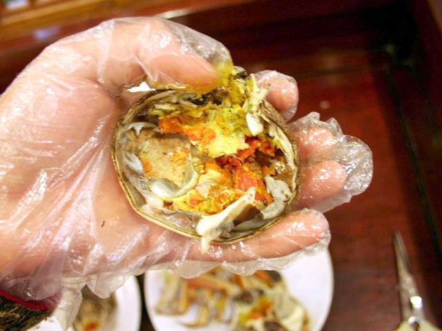 5. これが蟹味噌です。ぎっしり詰まっているのが分かりますね。