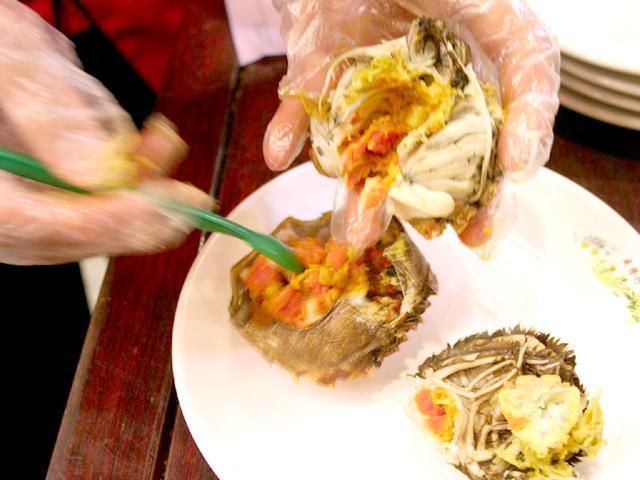 10. 身の部分の蟹味噌も甲羅側に移します。