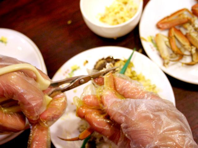 次に足の付け根の部分を一部切り落とします。