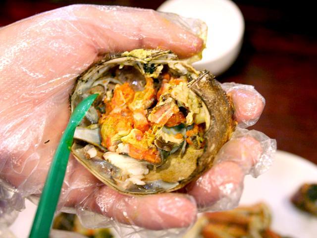 6. 甲羅の内側にある蟹味噌をかき集めます。