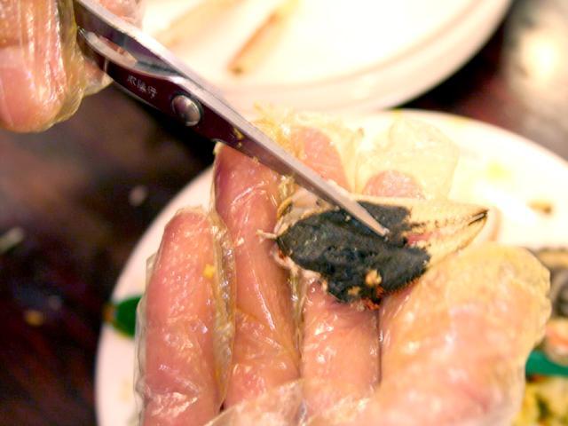 爪はハサミで半分に切ります。