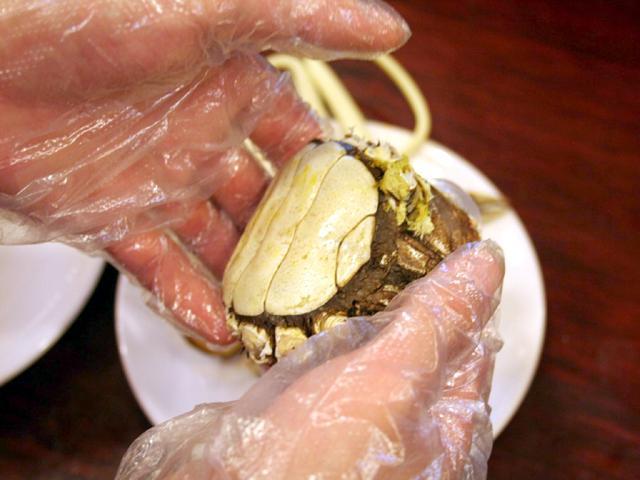 2. 蟹を裏返します。
