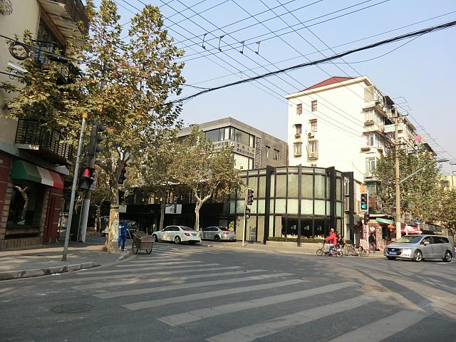 ④興国路との交差点を渡り、左手へ進むとお店が