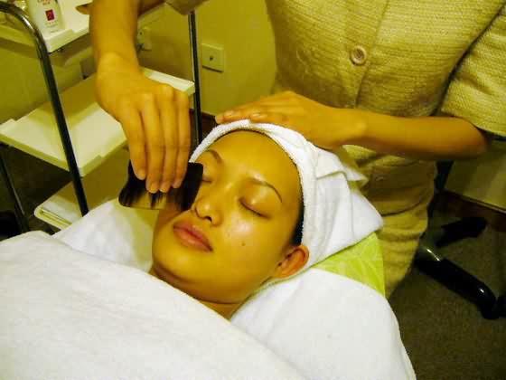 ★サンフラワー（人民広場店） 
九江路にある日本人オーナーの本格漢方とアロマエステのお店。