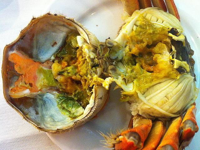 パカッ。甲羅側は黒酢をたらして味噌を、お腹側はエラを取って二つに割り、そのままかぶりつきます