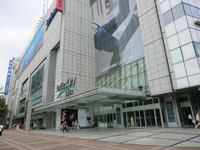 駅直結の「来福士広場」正門を出ます