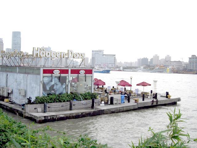 遊歩道沿いにはレストランやお土産物屋さんもあります。こちらは黄浦江に浮かんだ「ハーゲンダッツ」。アイスクリームを食べながら眺める外灘なんてロマンチックですよね。