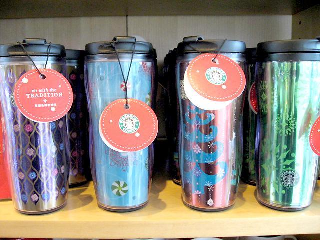 ★クリスマスタンブラー　各98元
<BR>12オンス（350ml）のタンブラーはどちらも98元。他にもいろいろなデザインがありますので、どれにしようか迷っちゃいますね。