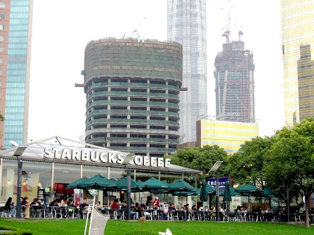こちらがお店です。後ろに見える建設中のビルは「上海環球金融中心（上海ヒルズ）」、完成後は地上101階492メートルと金茂大厦（421メートル）を抜き浦東一の高さになります。今から楽しみですね！
