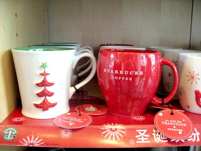 ★クリスマスマグカップ　各98元
<BR>こちらはクリスマス限定のマグカップ。右のカップはころんとしたフォルムが可愛くて思わずナビも一つ買っちゃいました！