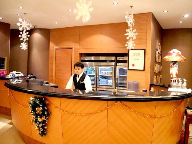 カウンターではカッコイイお兄さんが出迎えてくれますよ。「名前は恥ずかしいから秘密」だそうです。