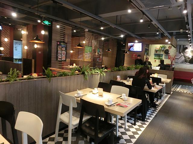 昔は「食堂」という雰囲気だったけど、カフェレストラン風にリニューアルしてます