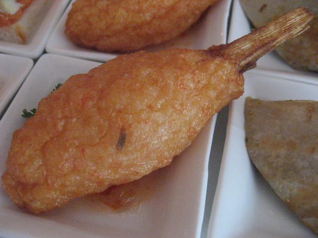 ★ベトナム風エビのつくね揚げ <BR>サトウキビの串が付いたエビのつくね揚げは、ベトナム料理では欠かせない甘辛ソース（ソー・フェット・トゥ・スエン）を付けていただきます。 　