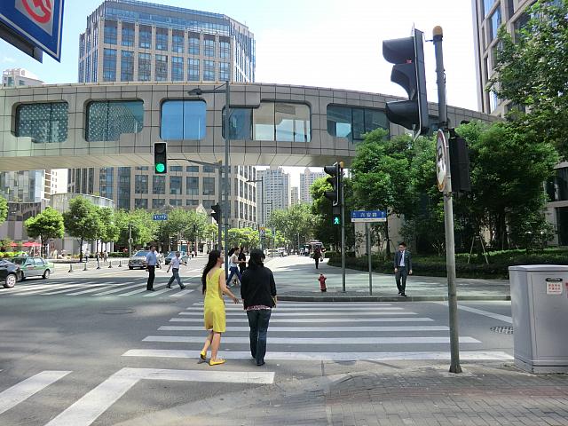 ③興安路を渡って、
