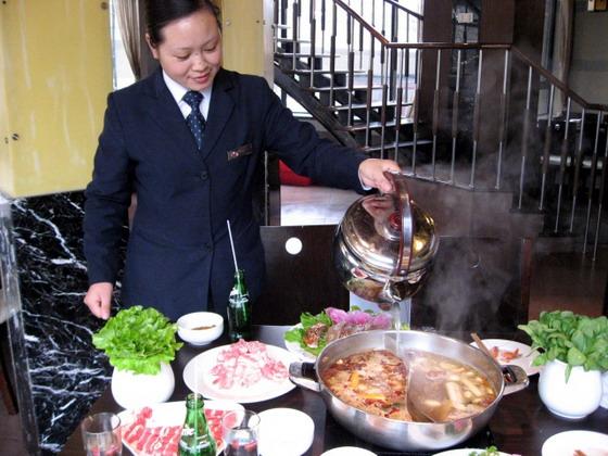 スープが少なくなったら、店員さんを呼んでスープを注ぎ足してもらいましょう。もちろん無料ですよ。 