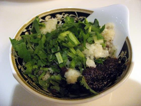 私は、麻油（ゴマ油）と醤油と、これでもか！ってほど、香菜とにんにくを入れるのが好きです。鍋比盆大イチオシのXO醤も、隠し味程度にちょろっと。
