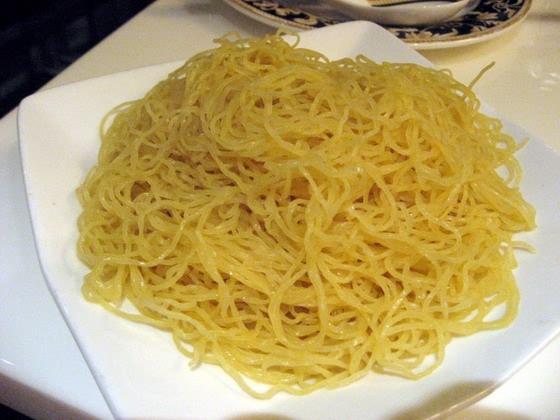 極長の麺はツルツルな喉越しで、カレースープに合いますよ。 <BR>◆広東生面　12元