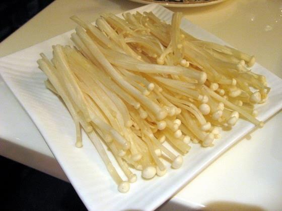 野菜の中ではちょっとお高めだけど、わたしの周りはみんなエノキ好き。<BR>◆ 金菇　えのき茸　18元