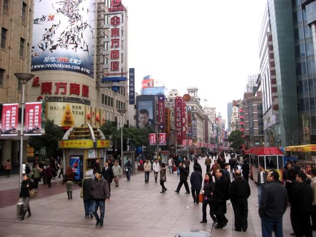 ◆南京東路歩行街<BR>「南京東路歩行街」は、国内外からの観光客で1年中賑わう上海屈指の繁華街。チャイナタウンの香りを大いに感じられる、上海の顔として外灘と並ぶ超有名ストリートです。 